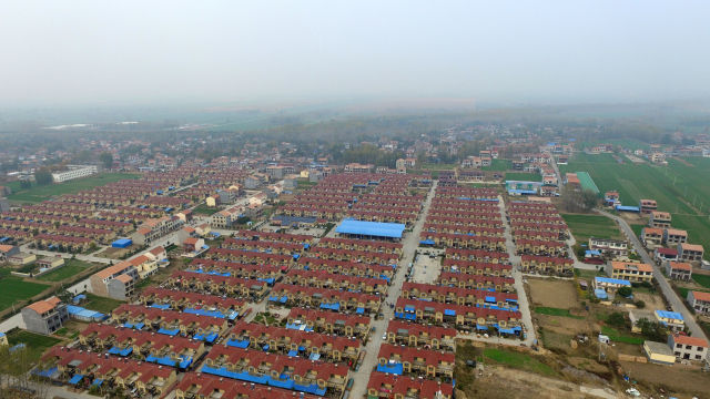 　　这是河南省兰考县黄河滩区易地搬迁扶贫社区谷营镇姚寨新村社区（2018年11月14日无人机拍摄）。