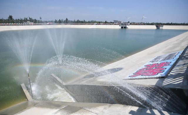 　　福建向金门供水工程实现正式通水，来自福建的清水流进金门田埔水库旁的受水池（2018年8月5日摄）。