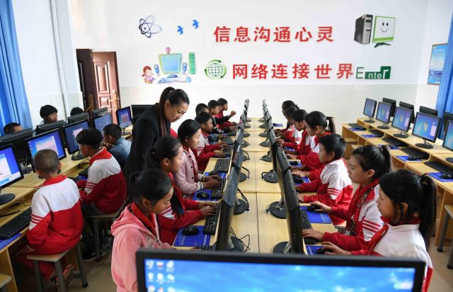　　云南省西盟佤族自治县勐梭镇班母村的小学生在上电脑课（2018年12月7日摄）。