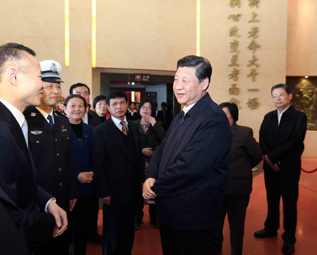 　　2014年3月17日，习近平在参观焦裕禄同志纪念馆时同焦裕禄亲属和基层模范干部代表亲切交流。